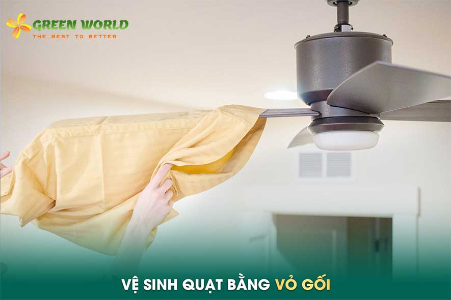 Vệ sinh quạt trần bằng vỏ gối